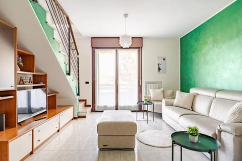 View (from property/room), Balcony/Terrace, Living room, Mountain view