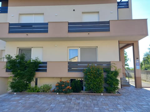 Property building, Patio, Facade/entrance, Balcony/Terrace, Street view, Parking