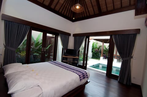 Bedroom, Garden view, Pool view