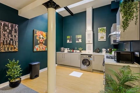 Kitchen or kitchenette, oven, washing machine