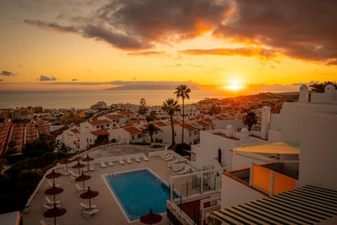 Nearby landmark, Natural landscape, Pool view, Sea view, Swimming pool, Sunrise, Sunset, sunbed