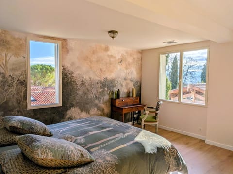 Bed, Photo of the whole room, Seating area, Bedroom