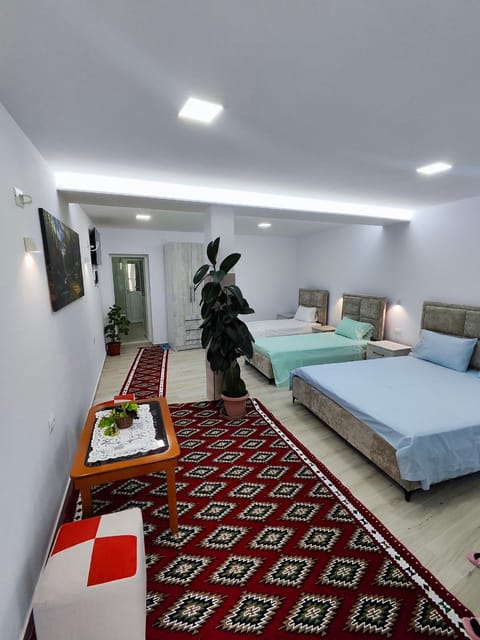 Bed, TV and multimedia, Photo of the whole room, Bedroom, towels