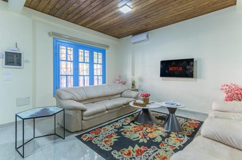 TV and multimedia, Living room, Seating area, air conditioner