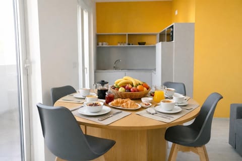 Kitchen or kitchenette, Living room, Food and drinks, Seating area, Dining area, Food
