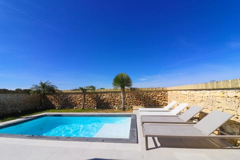 Pool view, Swimming pool, sunbed
