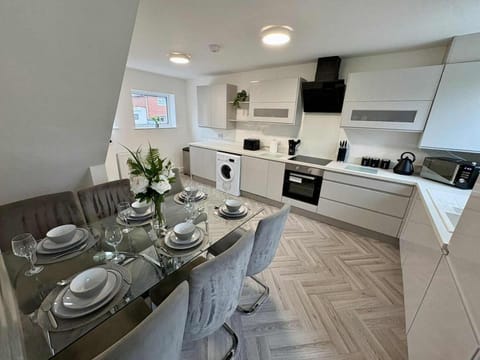 Kitchen or kitchenette, Seating area, Dining area, dishwasher, oven, stove, toaster, washing machine