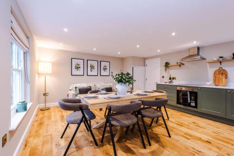 Kitchen or kitchenette, Seating area, Dining area
