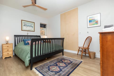 Modern Woodland Escape w Wshr dryer and Large Yard House in Ripton