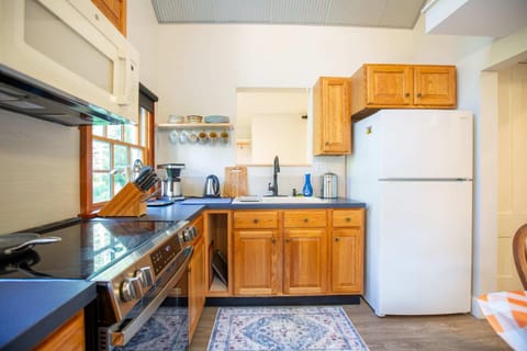 Modern Woodland Escape w Wshr dryer and Large Yard House in Ripton