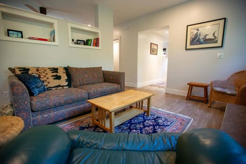 Modern Woodland Escape w Wshr dryer and Large Yard House in Ripton