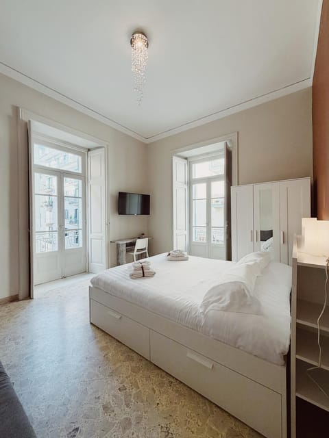 Bed, TV and multimedia, Photo of the whole room, Bedroom