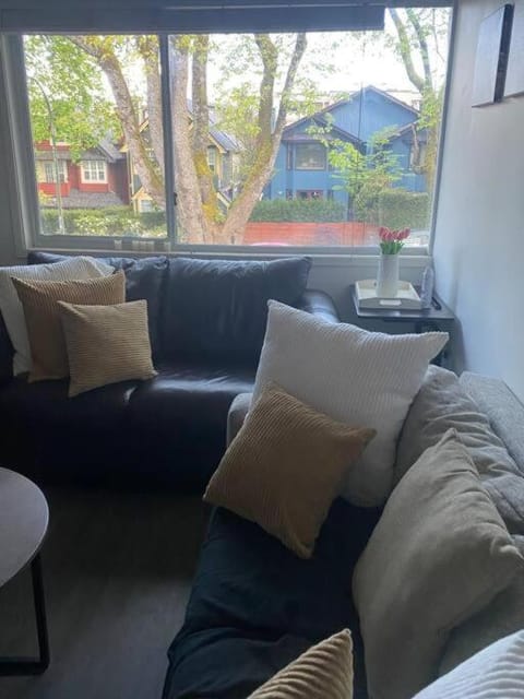 Quiet-comfy 4 bedroom house on a tree lined street in Kitsilano House in Vancouver