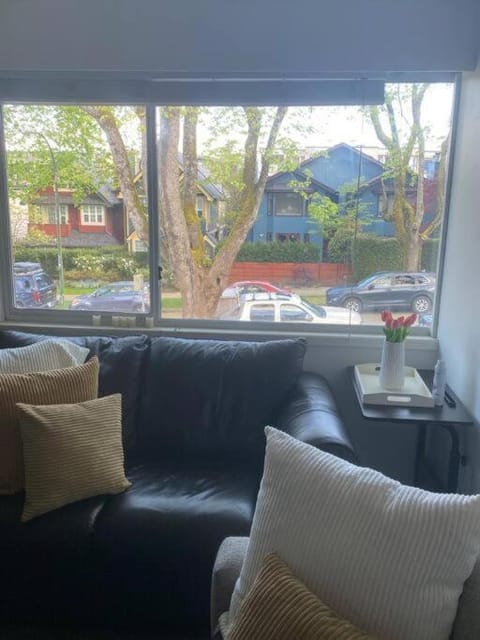 Quiet-comfy 4 bedroom house on a tree lined street in Kitsilano House in Vancouver
