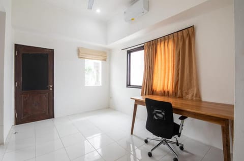 Serenity Twin Canggu, Suite 2-2 with Kitchen and Balcony Apartment in North Kuta