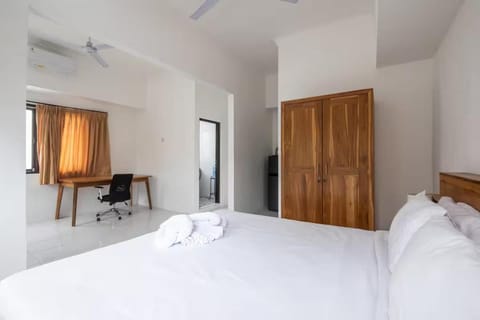 Serenity Twin Canggu, Suite 2-2 with Kitchen and Balcony Apartment in North Kuta