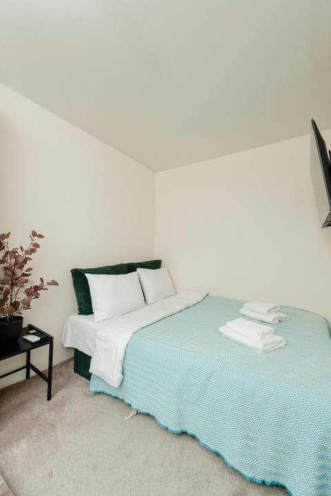 Bed, TV and multimedia, Photo of the whole room