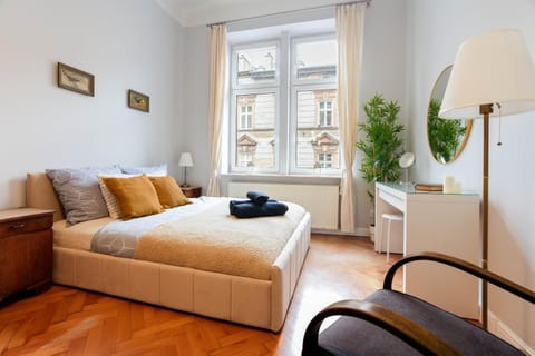 Bed, Seating area, Bedroom