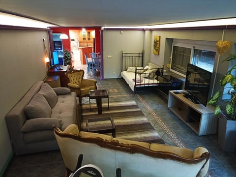 Bed, TV and multimedia, Living room, Photo of the whole room, Seating area