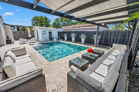 Blue Heaven Poolside Retreat Brickell Sleeps 13 House in Coral Gables