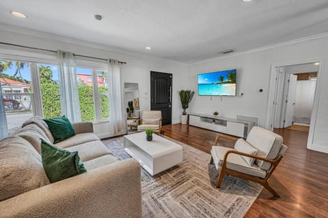 Blue Heaven Poolside Retreat Brickell Sleeps 13 House in Coral Gables