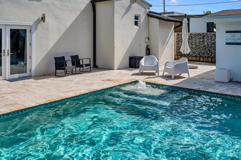 Blue Heaven Poolside Retreat Brickell Sleeps 13 House in Coral Gables