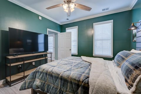 Bed, TV and multimedia, Bedroom