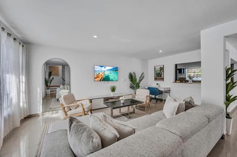 The Blue Heaven Private Pool Hideaway Sleeps 11 House in Golden Glades