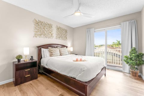 Peaceful Palms Stay for 6 House in Lake Berkley