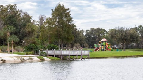 Peaceful Palms Stay for 6 House in Lake Berkley