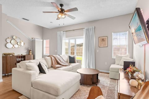 Peaceful Palms Stay for 6 House in Lake Berkley