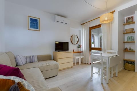 TV and multimedia, Living room, Dining area, air conditioner