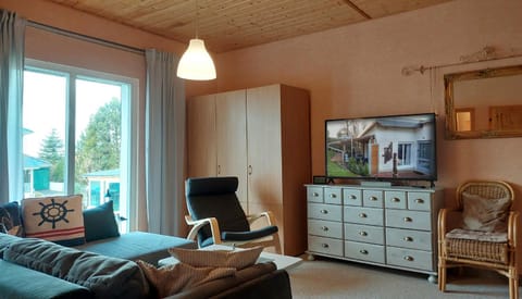 TV and multimedia, Living room, Seating area, Evening entertainment