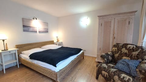 Bed, Living room, Photo of the whole room, wardrobe