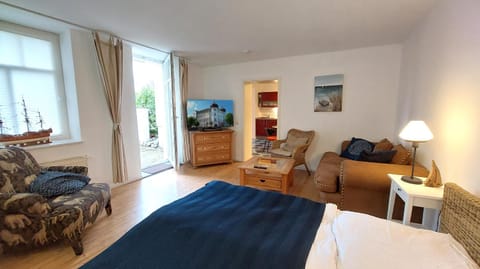 Bed, TV and multimedia, Living room, Seating area