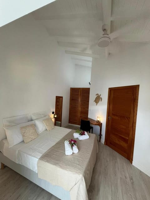 Bed, Night, Photo of the whole room, Seating area, Bedroom