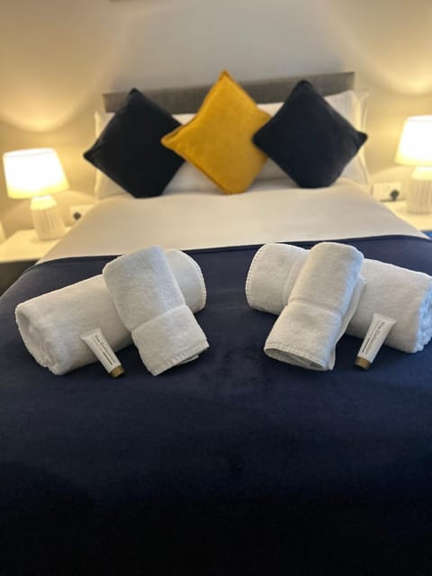 Bed, Bedroom, towels