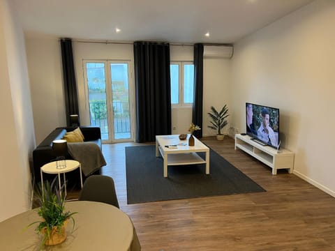 Communal lounge/ TV room, TV and multimedia, View (from property/room), Living room, Seating area, Dining area, air conditioner
