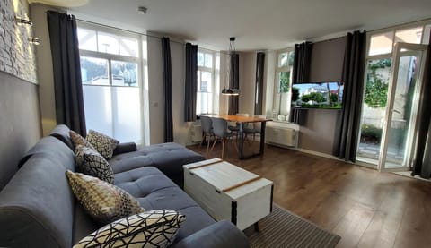 TV and multimedia, Living room, Seating area, Evening entertainment