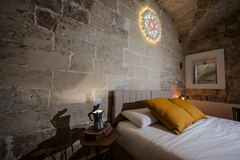 Bed, Photo of the whole room, Decorative detail, Decorative detail, Bedroom