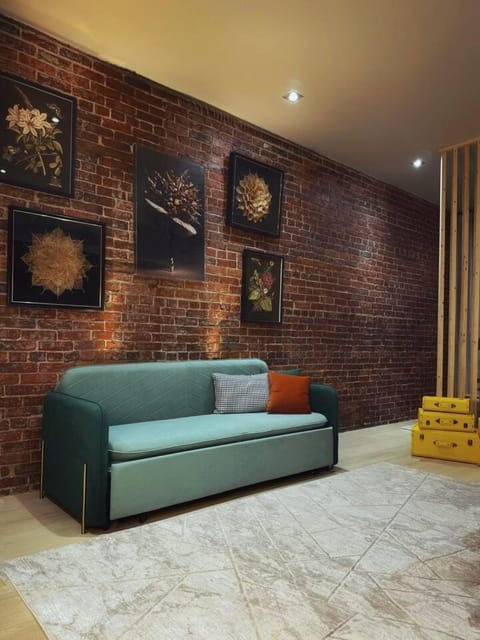 KING Bed • Elevated City Retreat • Free Parking Apartment in Pittsburgh