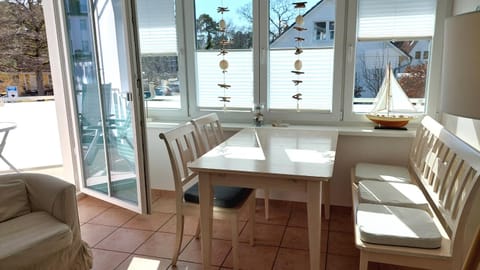 Seating area, Dining area