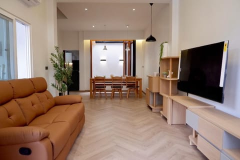 Communal lounge/ TV room, TV and multimedia, Living room, Seating area, Dining area