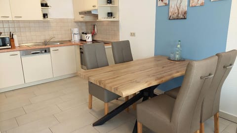 Kitchen or kitchenette, Seating area, Dining area, minibar, pet friendly, stove