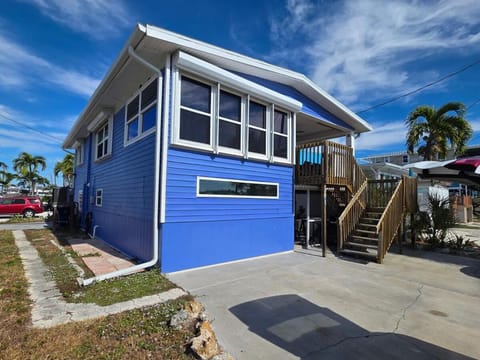 DOWNTOWN 3rd Street Retreat Hideout - Steps to beach Apartment in San Carlos Island