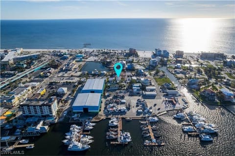 DOWNTOWN 3rd Street Retreat Hideout - Steps to beach Apartment in San Carlos Island