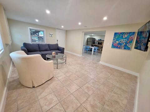 DOWNTOWN 3rd Street Retreat Hideout - Steps to beach Apartment in San Carlos Island