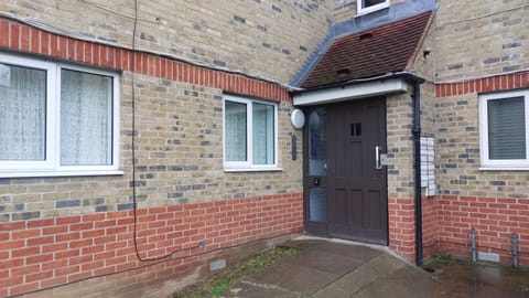 London CityLinks 2 bedroom flat, sleeps 7 Apartment in East Hertfordshire District