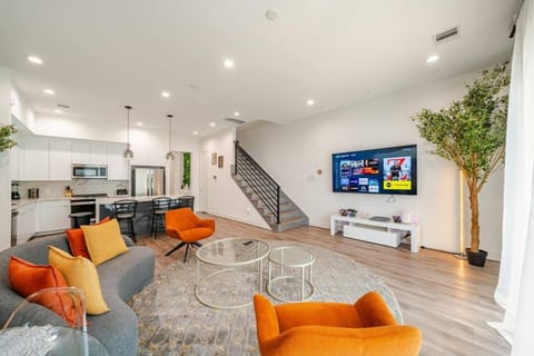 TV and multimedia, Kitchen or kitchenette, Living room, Photo of the whole room, Seating area
