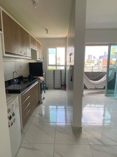 Kitchen or kitchenette, Dining area, minibar, oven, stove